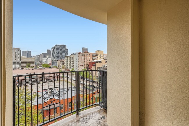 Building Photo - 300 W 11th Ave