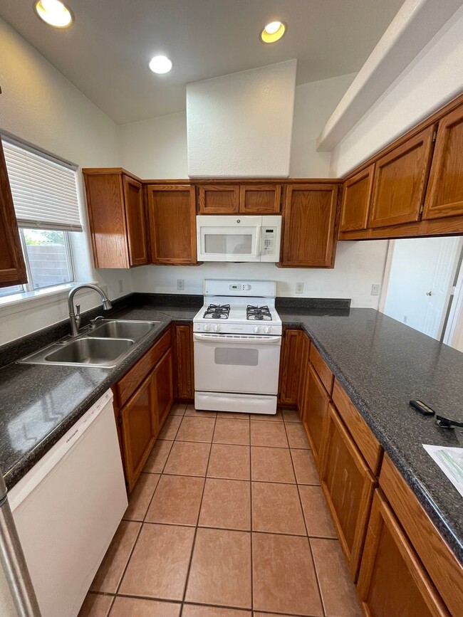 Building Photo - YUMA MEADOWS TOWNHOUSE W/ POOL ACCESS!