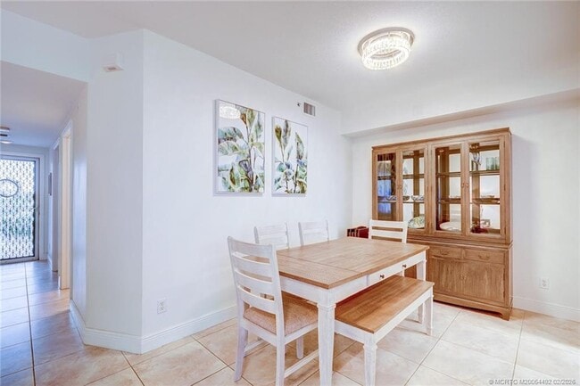 Building Photo - 5750 NE Island Cove Way