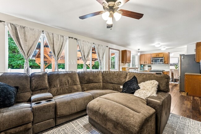 Building Photo - 704 Evergreen Place