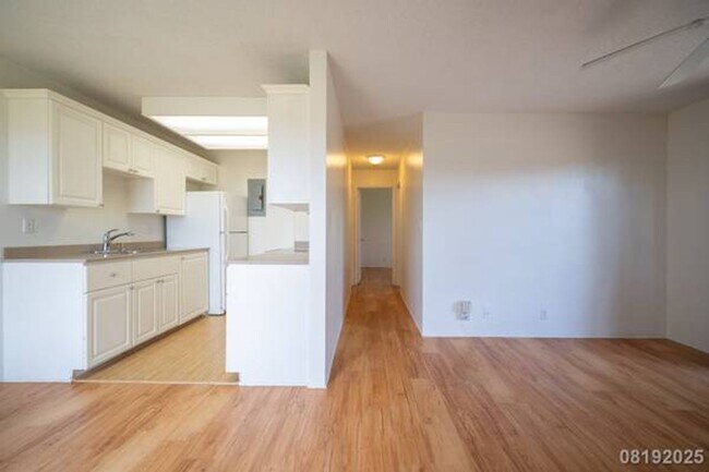 Building Photo - Bright and Cozy 2BR/1BA/1PKG unit in Royal...