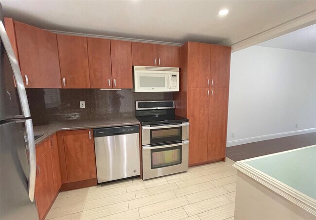 Building Photo - 9411 Evergreen Pl