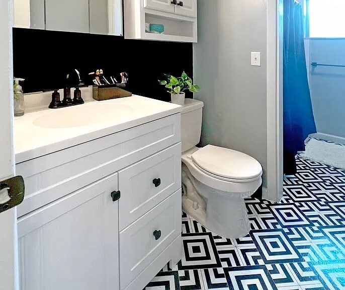 Guest Bath connecting to shower - 21733 Edgewater Dr
