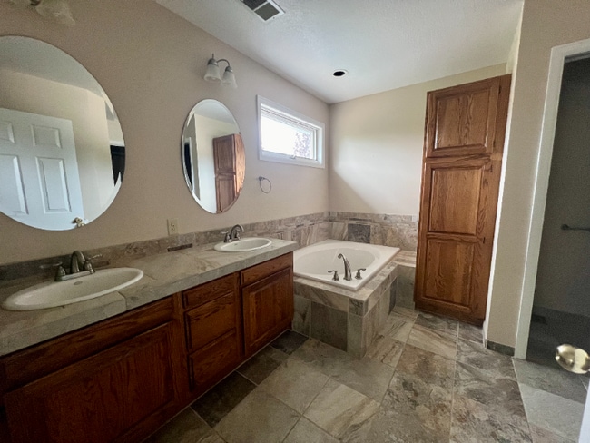 Building Photo - Spacious 4-Bed Retreat with Guest Suite & Fireplace