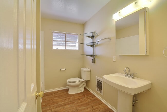 Building Photo - Spacious 3Bed/2Bath, 1-Story Ranch Home lo...