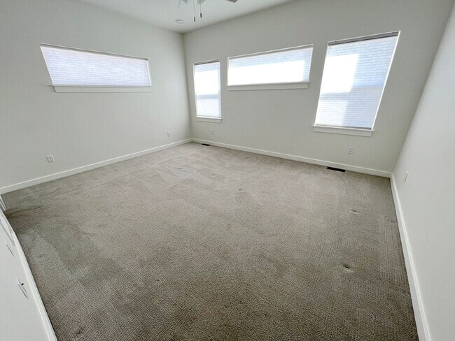 Building Photo - Well Kept Single Family Detached Home with...