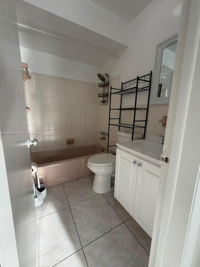 Building Photo - 415 SW 16th Ct