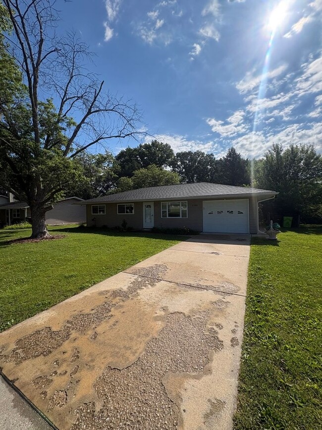 Building Photo - Welcome to this charming 3 bedroom, 2 bathroom home located in Peoria, IL.