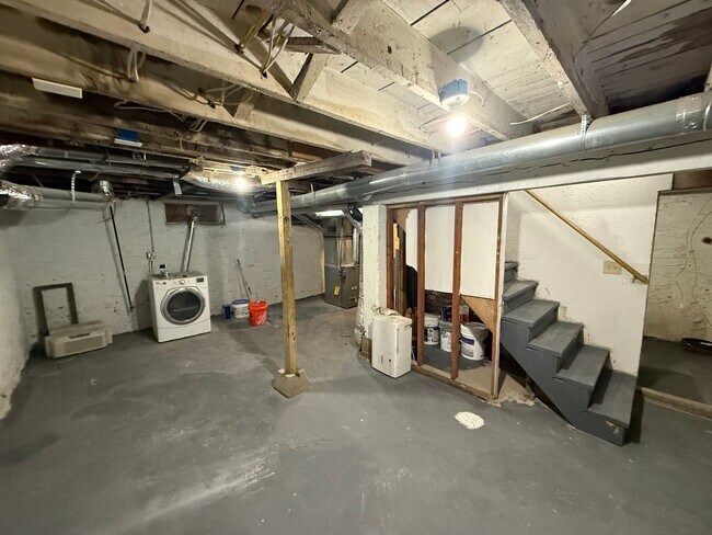 Building Photo - Large 6 Bed Single Family Home in MPLS!