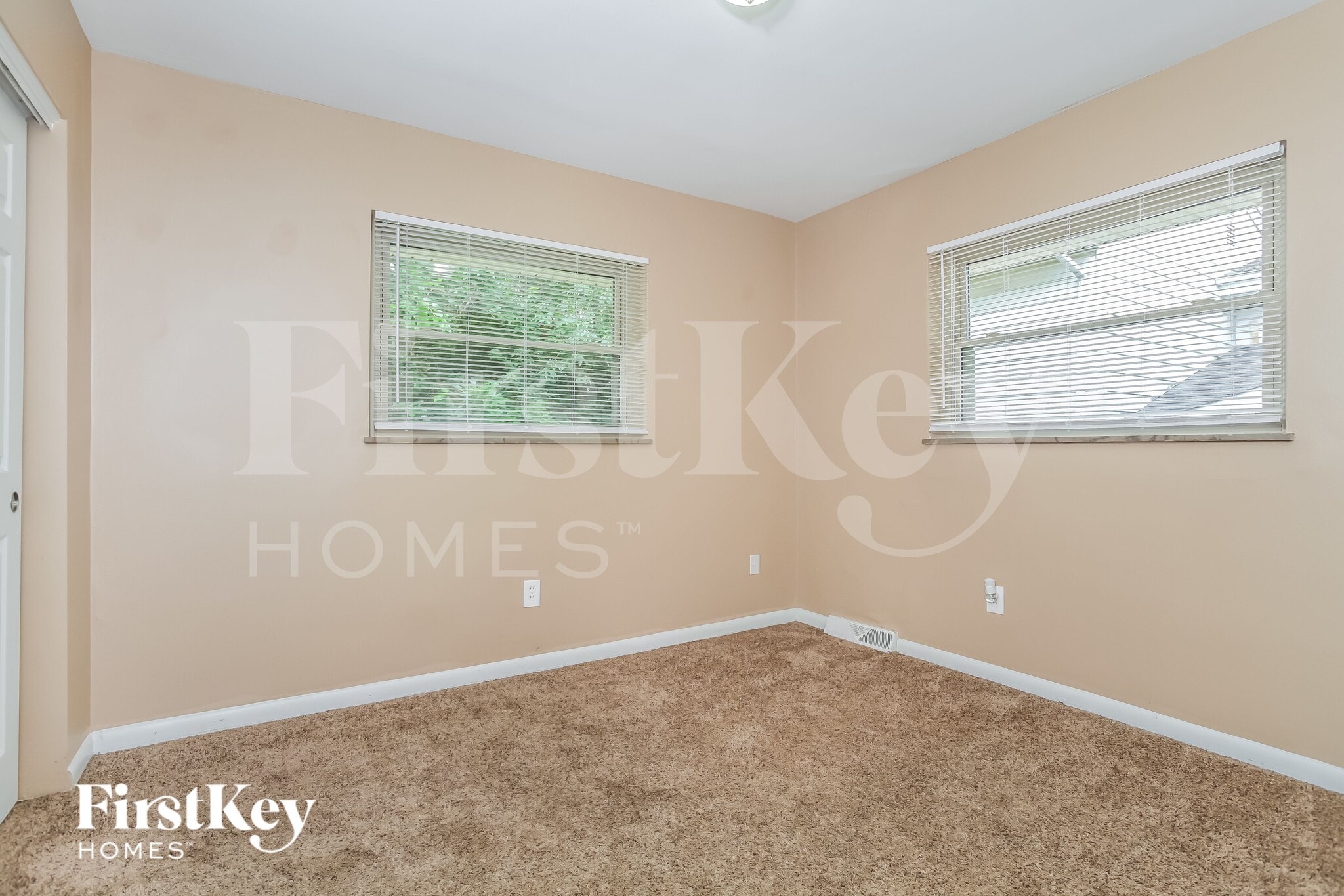 Building Photo - 1015 Thunderbird Dr