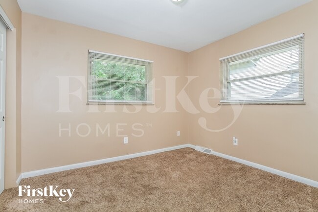 Building Photo - 1015 Thunderbird Dr