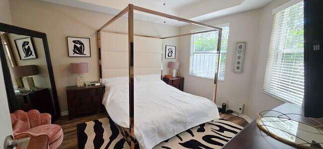 Building Photo - 1355 Mariposa Cir