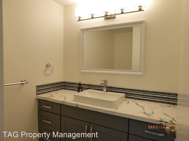 Building Photo - 4 br, 2.5 bath House - 5590 Highland Dr