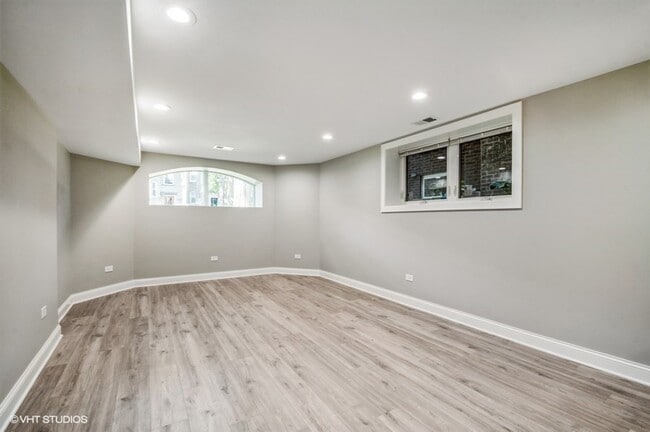 Building Photo - 5915 N Artesian Ave