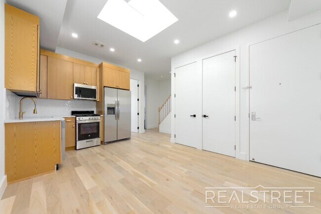 Building Photo - Stunning Brand New 2 Bed 2 Bath + PRIVATE ...
