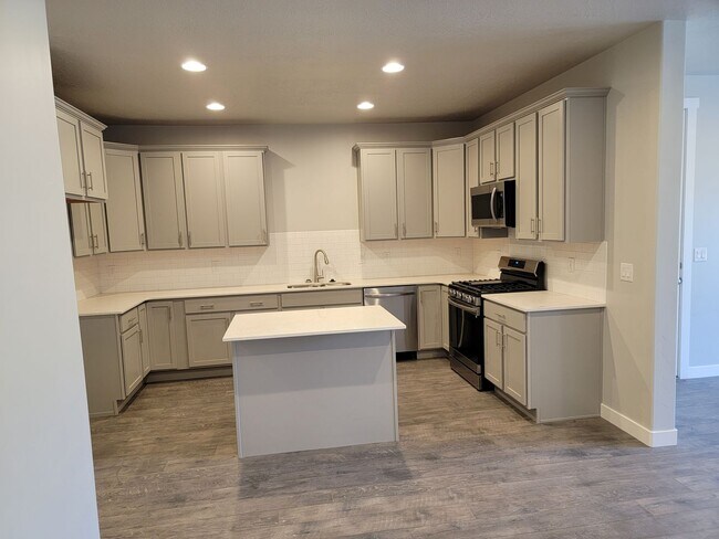 Building Photo - Stunning Townhomes!
