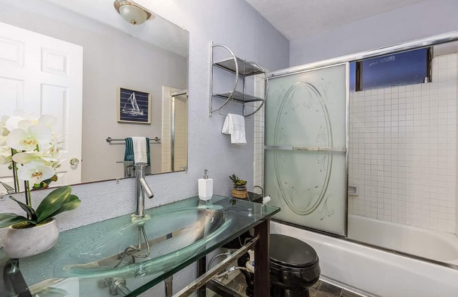 Building Photo - 1980 Barrymore Common