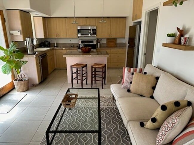 Building Photo - Maui Meadows- beautifully renovated 2-bedroom, 1-bath private cottage w/ a POOL