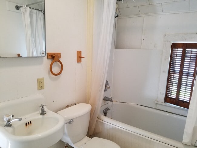 Building Photo - 622 W 18th St