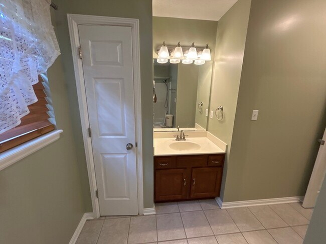 Building Photo - Welcome to 4 Bedroom and 3.5 Bath Home In ...