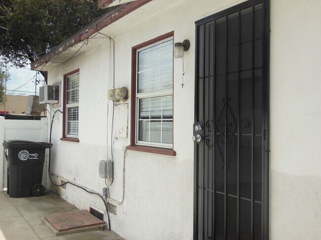 Building Photo - 135 S Verdugo Rd
