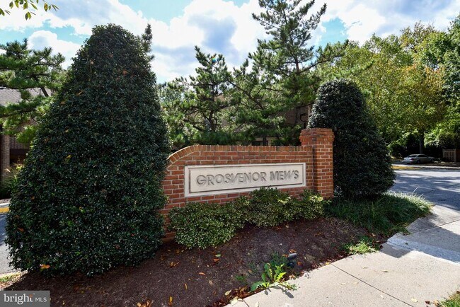 Building Photo - 5175 King Charles Way