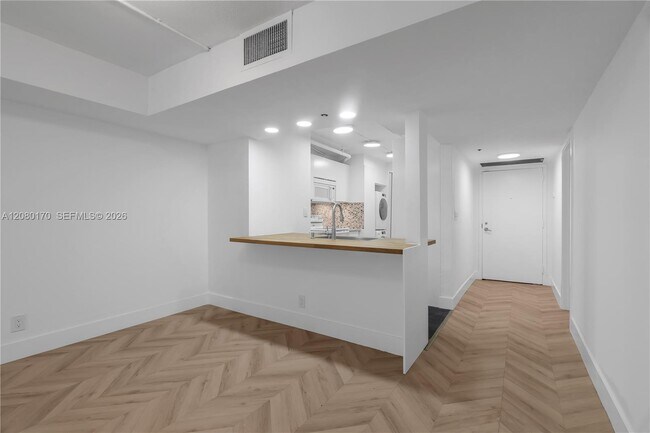 Building Photo - 1717 N Bayshore Dr