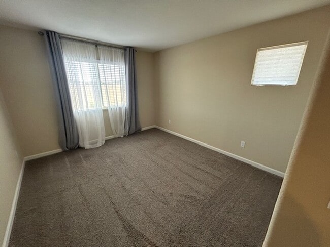Building Photo - 4 bedroom 3 bathroom in Hanford!