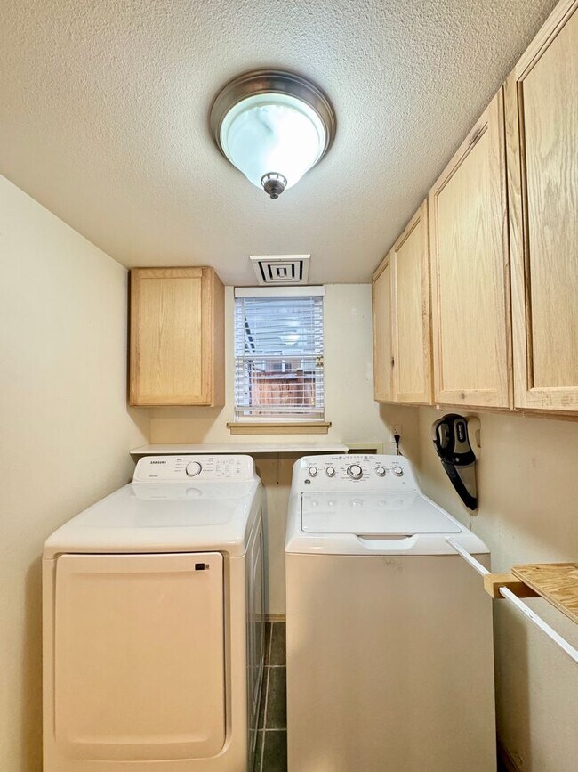 Building Photo - Great 3 Bed 2.5 Bath Home for rent