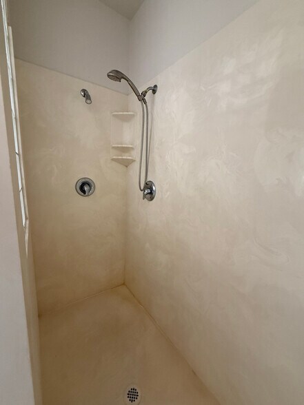 Building Photo - 2117 Buena Vista Dr