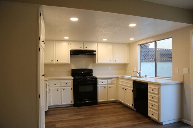 Building Photo - 204 San Luis Rey Dr
