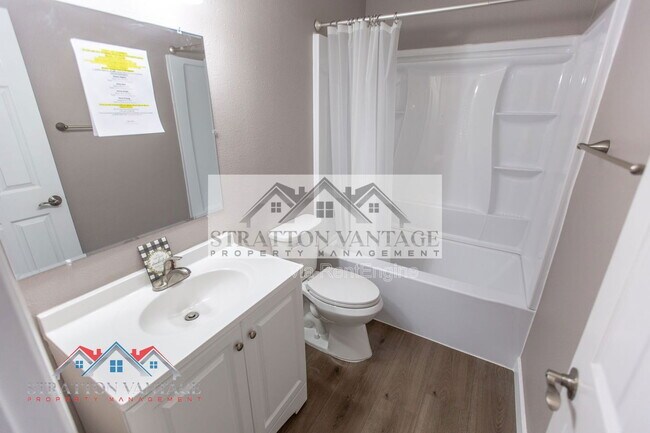 Building Photo - 944 W Meseto Ave