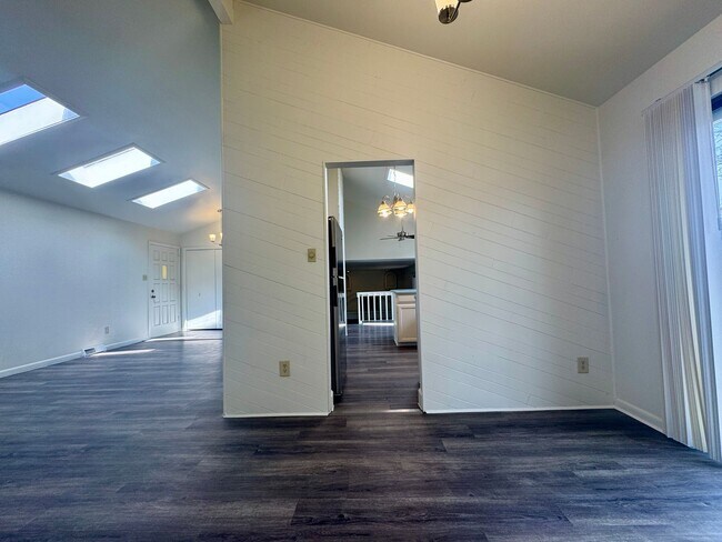 Building Photo - Beautiful 5 bedroom 2.5 bathroom home available NOW!!!