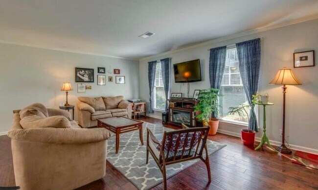 Building Photo - Easy walk to Vanderbilt University