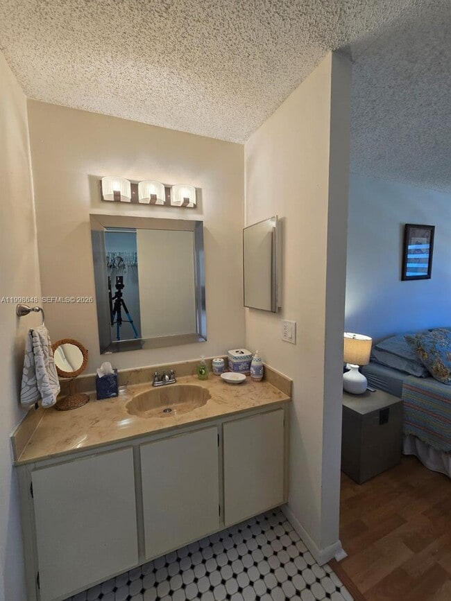 Building Photo - 5 Rogart Cir