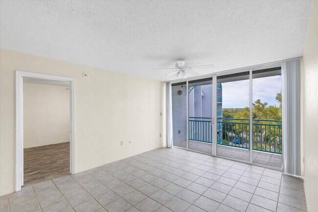 Building Photo - 2 Bedroom 2 Bathroom in the Salt Ponds Con...