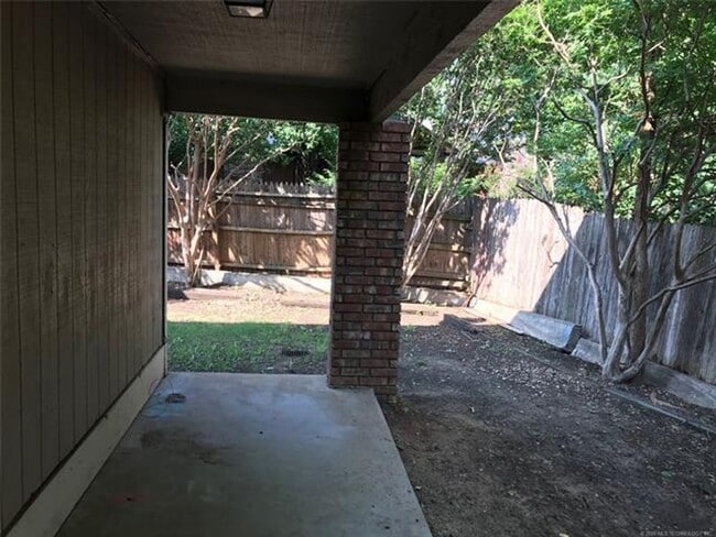 Building Photo - UNION Schools 3/2/2 near High School and Woodland Hills Mall.