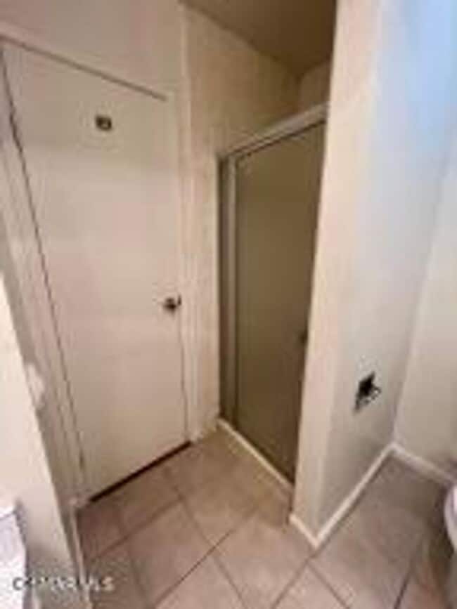 Building Photo - Charming single-story, end-unit condo loca...