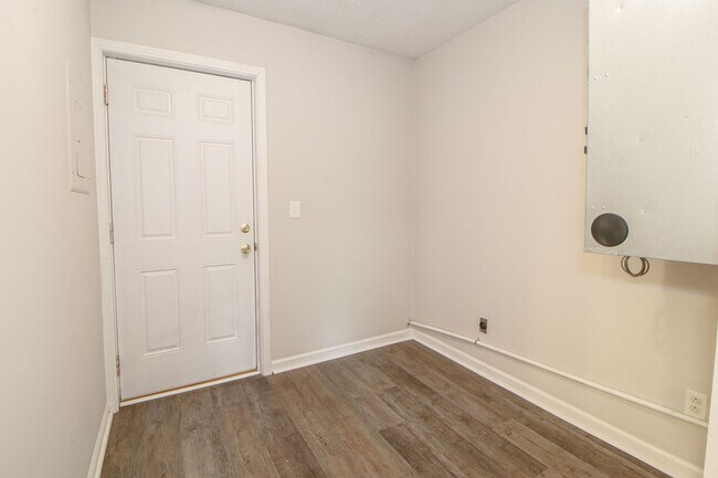 Building Photo - 404 -03 Thompsonville Lane