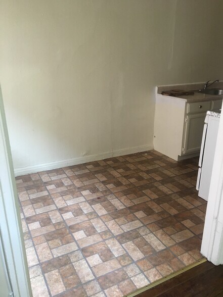 Large seating area - 545 S Hobart Blvd