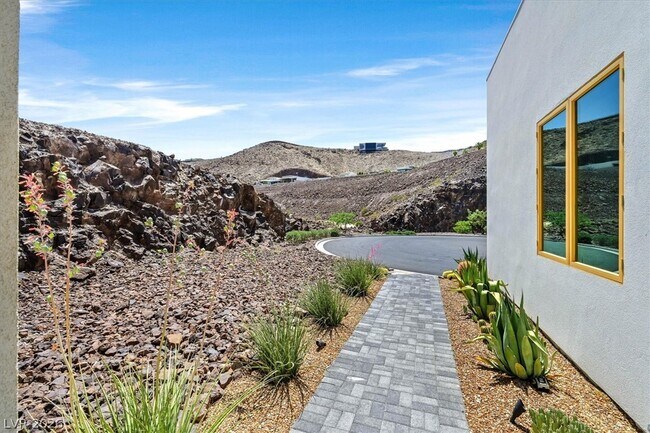 Building Photo - 692 Scenic Cliff Dr