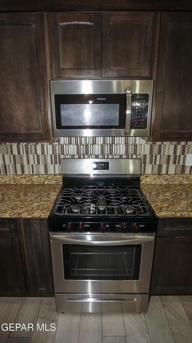 Building Photo - 14904 Tierra Escape Ave