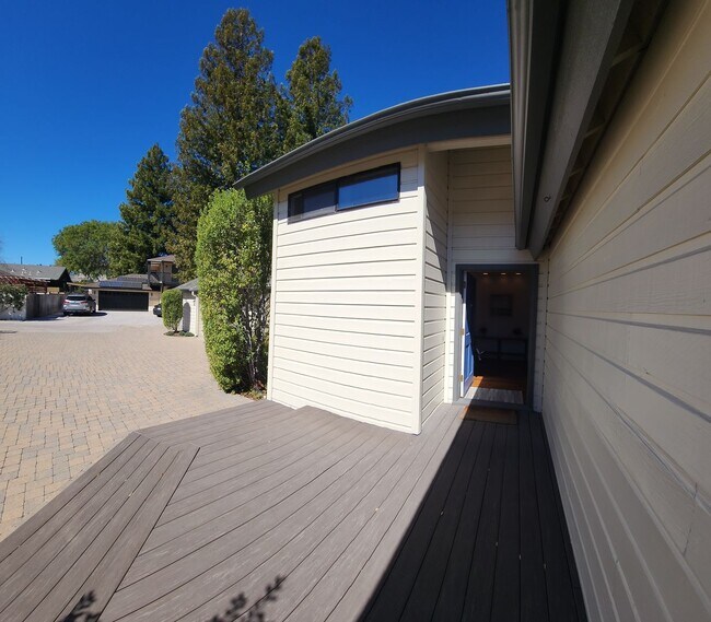 Building Photo - Furnished 3 bed 2.5 bath close to Poly.