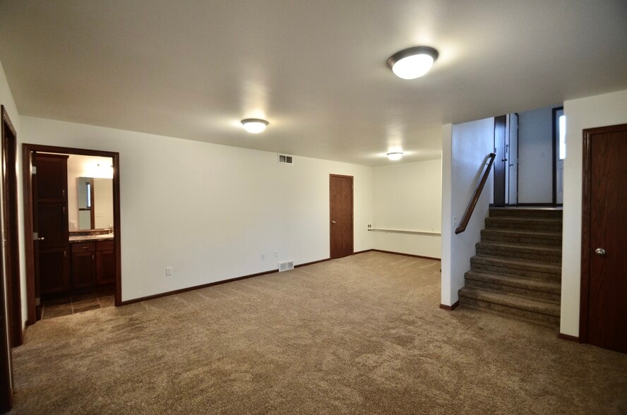 Building Photo - 445 Foxtail Dr