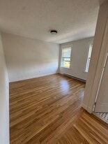 Building Photo - 131 Park Dr