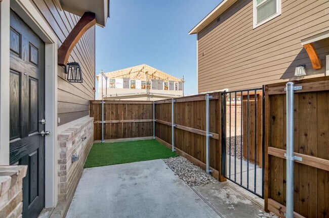 Building Photo - 715 Harvest Moon Dr
