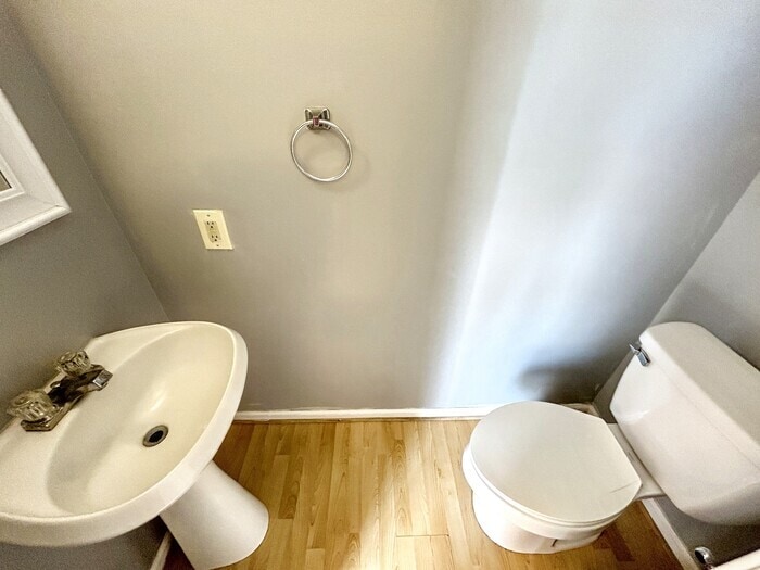 Building Photo - 6432 Goldenrod Ct