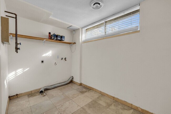 Building Photo - 5 Bedroom 3 Bathroom Home in Sandy!