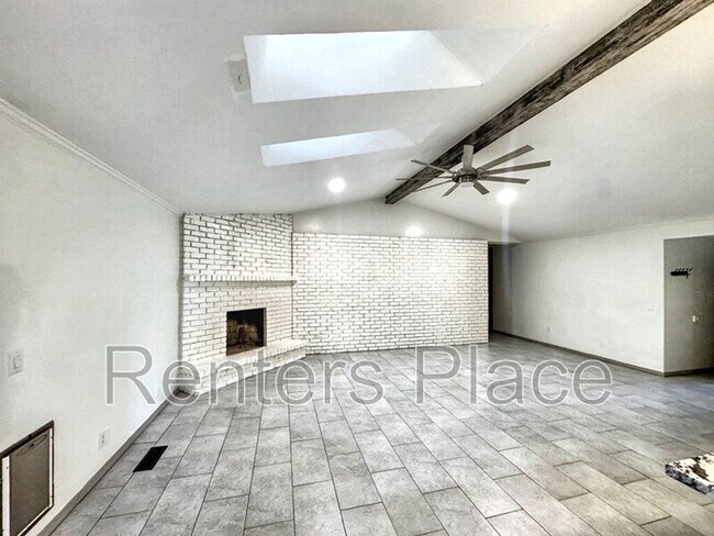 Building Photo - 112 W Timberlane St