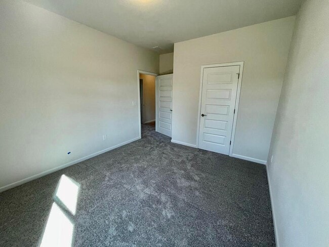 Building Photo - 1 Lyndhurst Dr